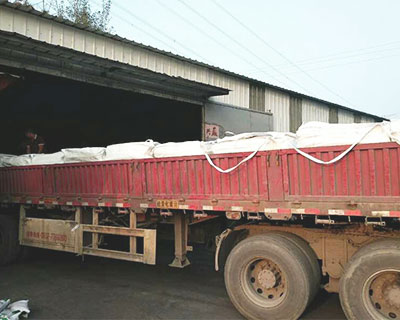 已裝完車(chē)準(zhǔn)備發(fā)車(chē)送貨